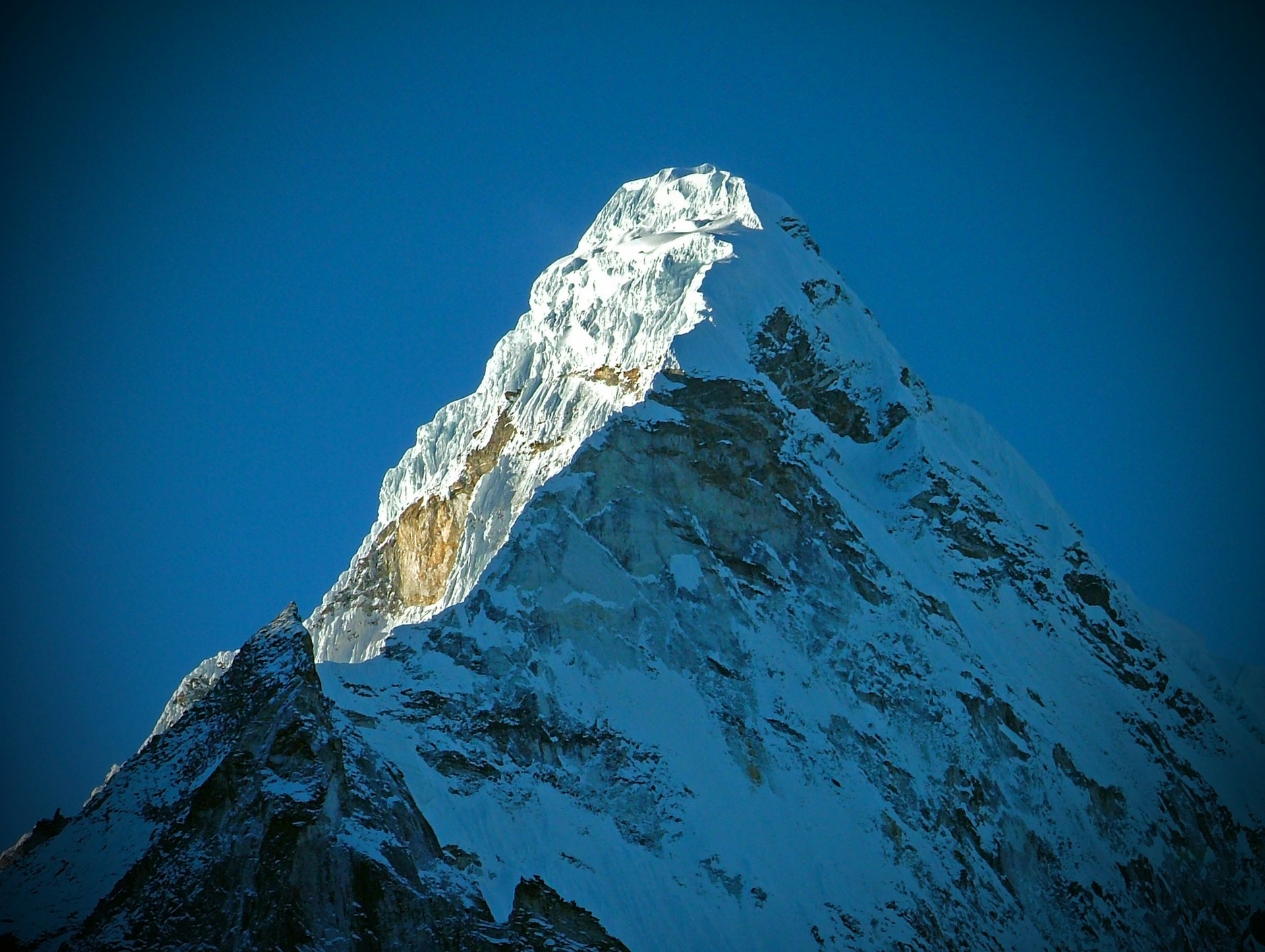 Most Challenging Mountains Under 8000m to Climb in Nepal – A Complete Guide